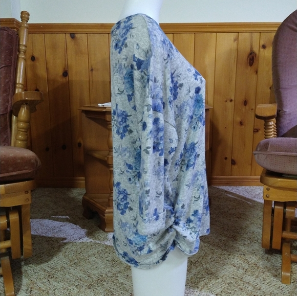 Size 1X plus floral scrunch side short sleeve top - Picture 3 of 14